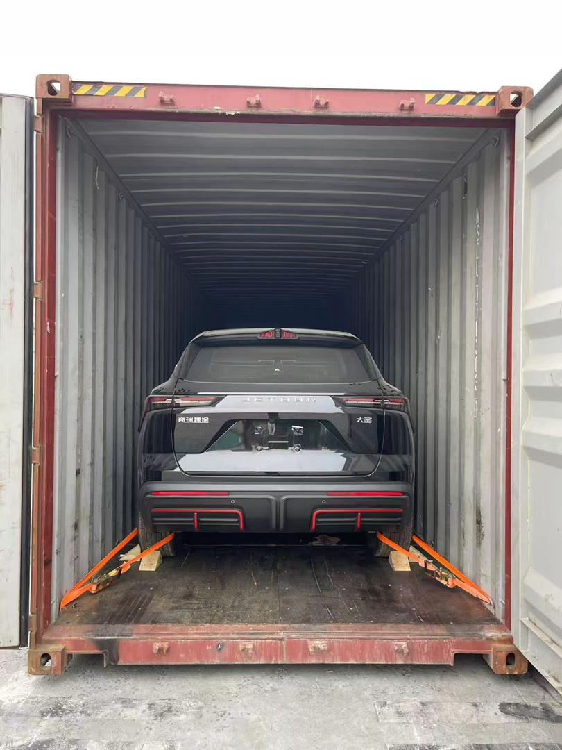 Vehicule arrime dans un conteneur